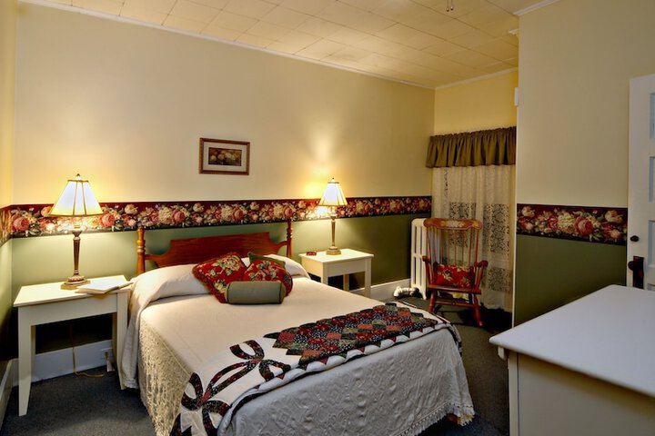 Fullerton Inn