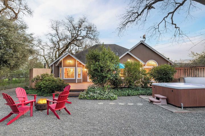 Valley of the Moon by Avantstay Tranquil Escape Large Yard w / Hot Tub & Fire Pit