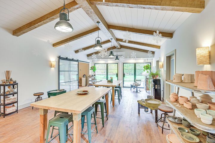 8 Mi to Lake Michigan: Creative Retreat w / Deck!