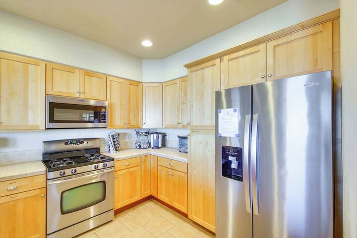 Quiet Waterfront Escape w / Hot Tub & Beach Access!