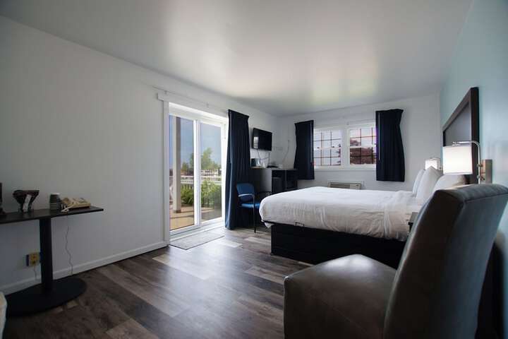 Snyders Shoreline Inn