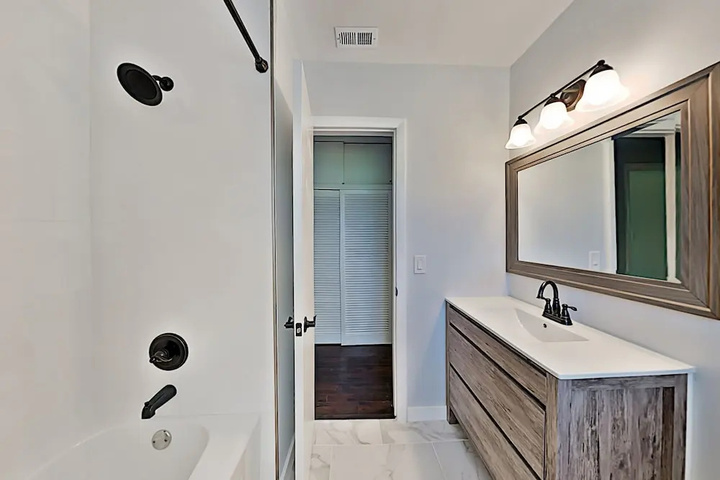 Charming Getaway W / New Kitchen & Private Backyard 3 Bedroom Home