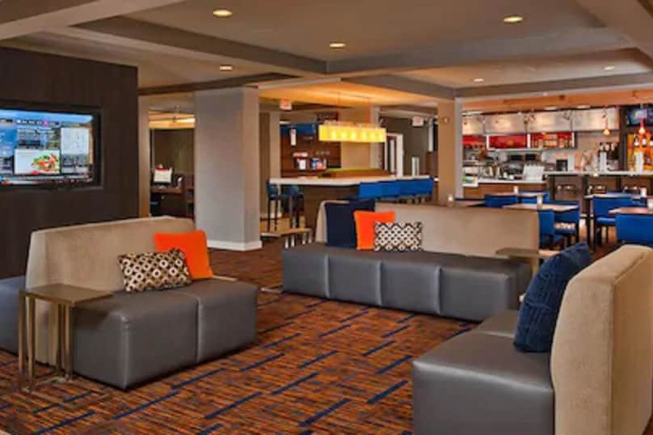 Lounge 47 of 53