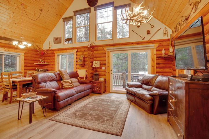 Donnelly Cabin w / Private Deck: Near Lake Cascade!