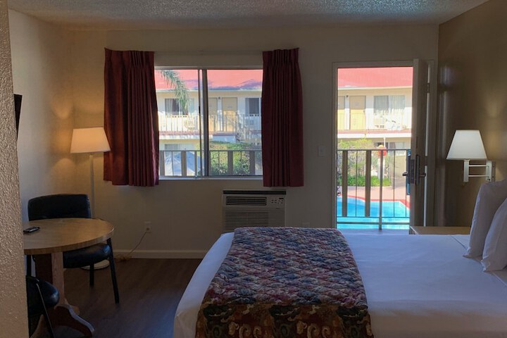 Room 30 of 40