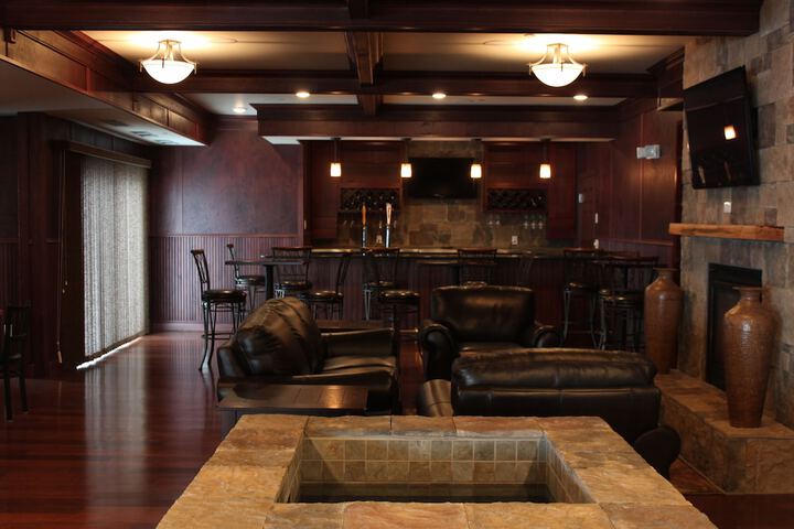 Lounge 48 of 54