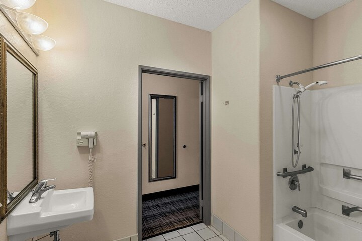 Room 32 of 40