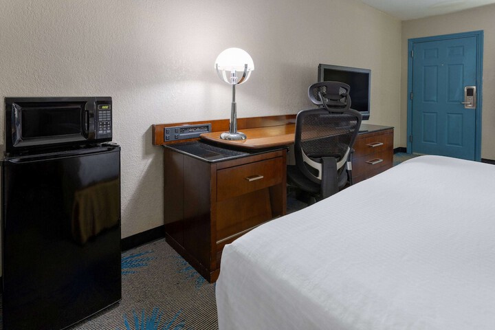Days Inn by Wyndham Columbia