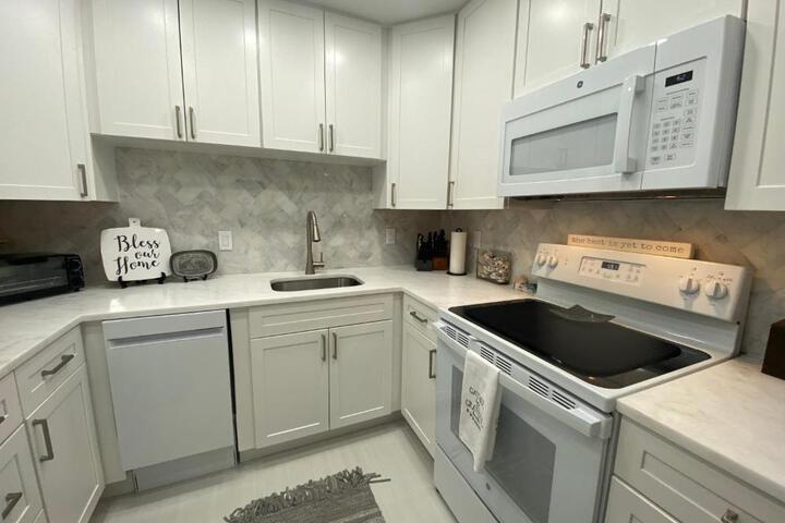 Closest 1BR to Vanderbilt Beach full kitchen with dishwasher, ALL NEW!
