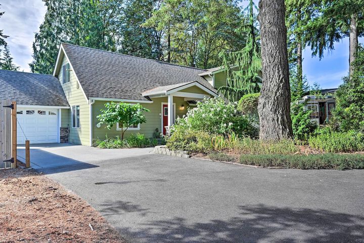 Family-friendly Kirkland Home 1 Mi to Downtown