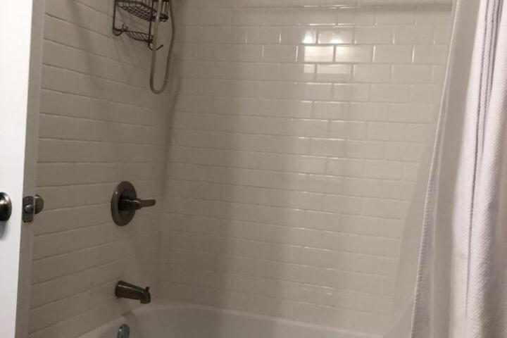 Spacious Rustic Downtown Market St. 1 Bedroom Apt Sleeps Up to 5, Steps to Honeywell & Eagles Theatre