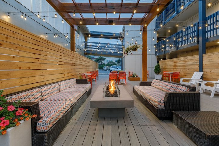 Hotel Exterior 62 of 65
