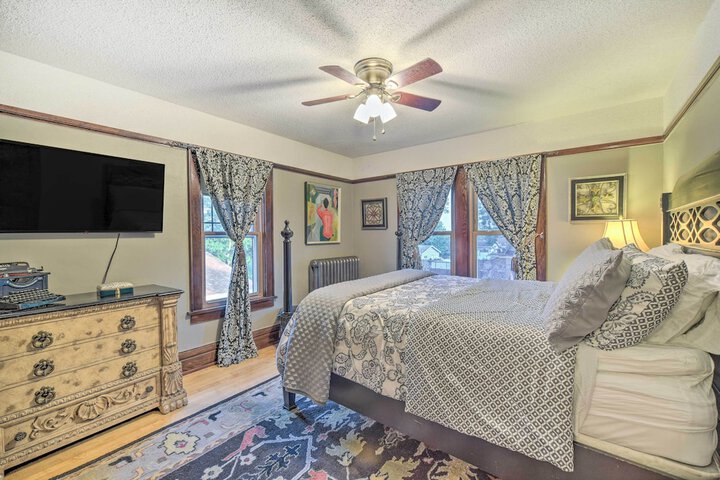 Elegant Superior Getaway 2 Mi to Downtown!