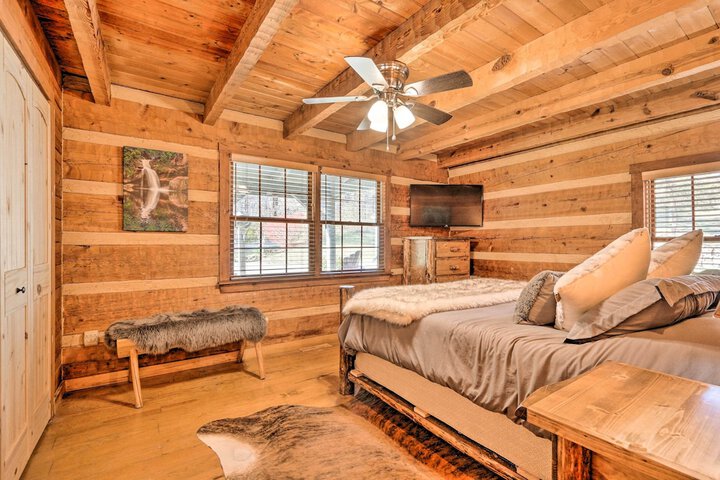 Luxe Dog-friendly Cabin w / Hot Tub & Game Room