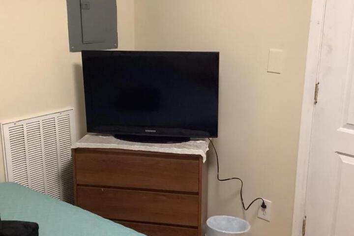 Cozy Apt near BU Lourdes, UHS