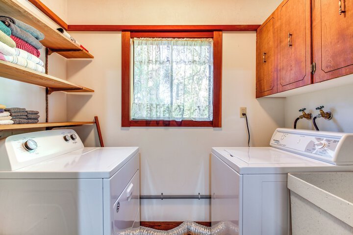 Enchanting Coos Bay Sanctuary w / Lush Views!