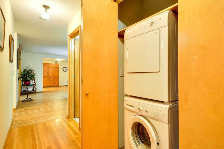 Milwaukie Home w / Covered Porch: Dogs Welcome!