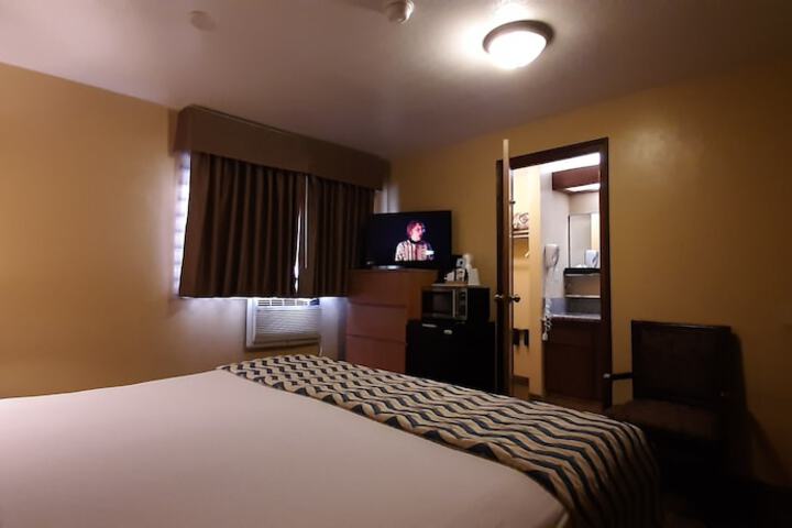 Room 13 of 28