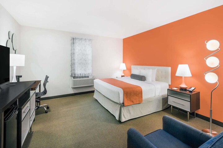Howard Johnson by Wyndham Quincy / Boston