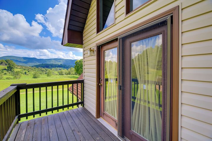 Secluded Mountain City Home w / Deck & Views!