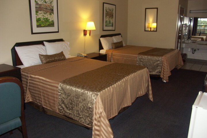 Deerwood Inn and Madison Campground