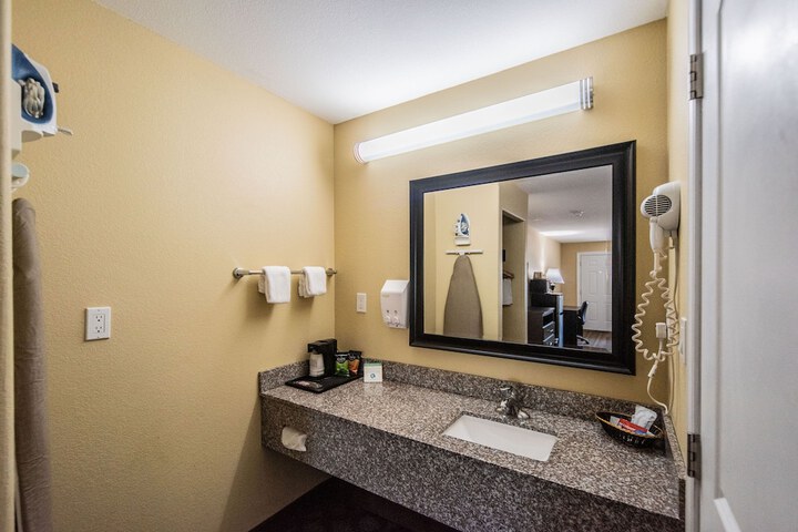 Relax Inn & Suites