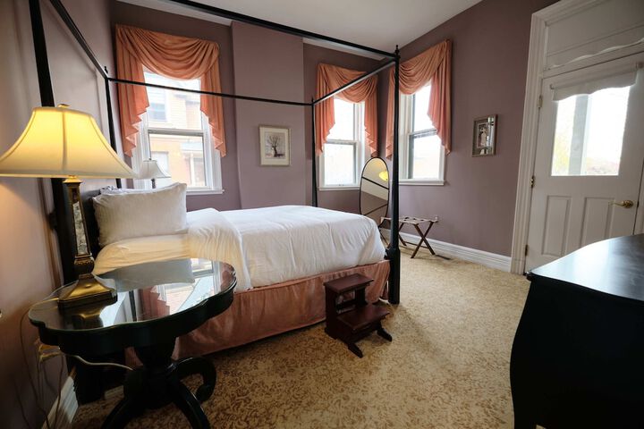 Room 102 of 185