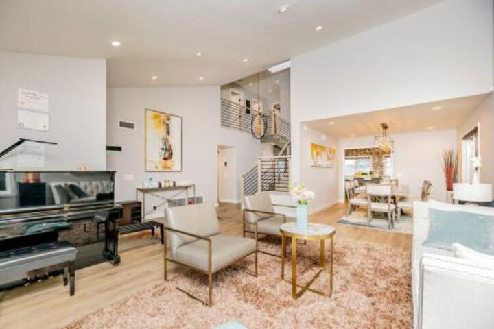 Luxurious 5B4B Home with Pool and View
