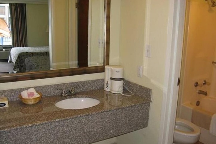 Room 4 of 8