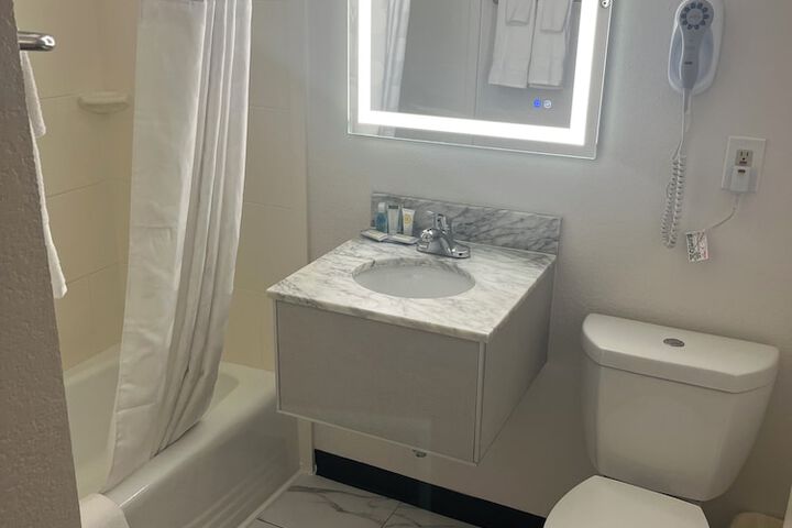 Howard Johnson by Wyndham Malden Boston Area