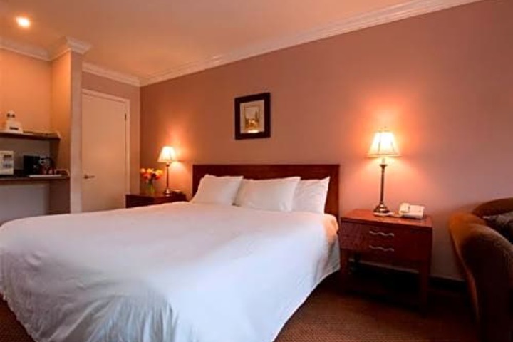 Travelodge by Wyndham Vancouver Lions Gate