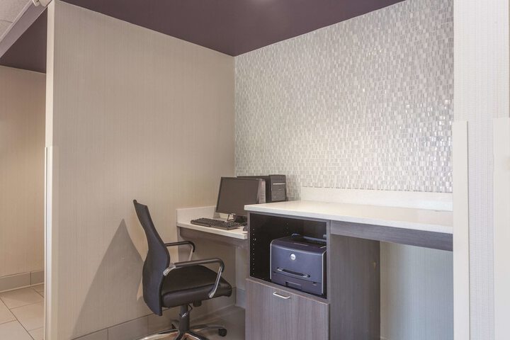 La Quinta Inn & Suites by Wyndham Jackson Airport / Pearl
