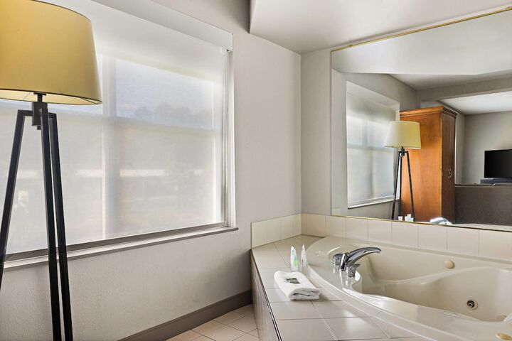 Country Inn & Suites by Radisson Hinesville, GA