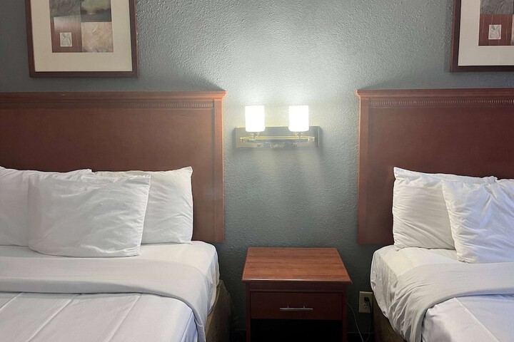 Room 6 of 14