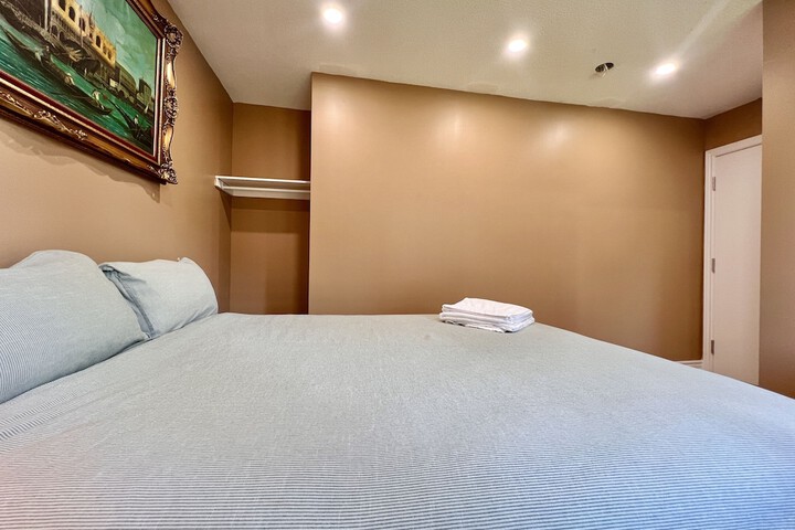 Cozy Home Near Transit & Hillcrest Mall with Free Parking