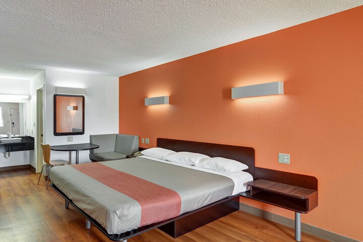 Room 13 of 24