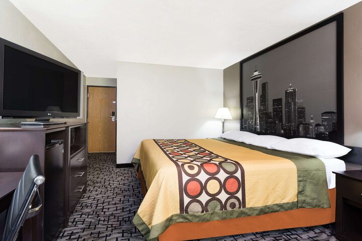 Room 13 of 16