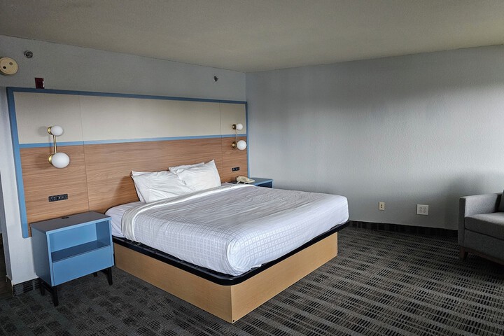 Room 17 of 40