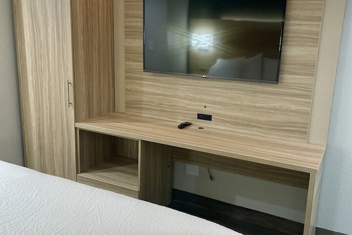 Room 6 of 10