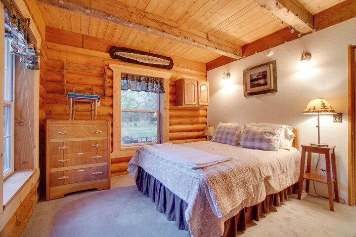 Donnelly Cabin w / Private Deck: Near Lake Cascade!