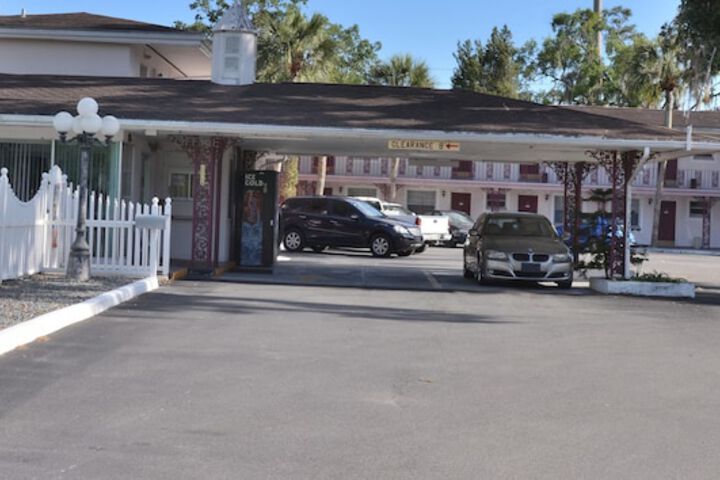 Carriage Inn Motel