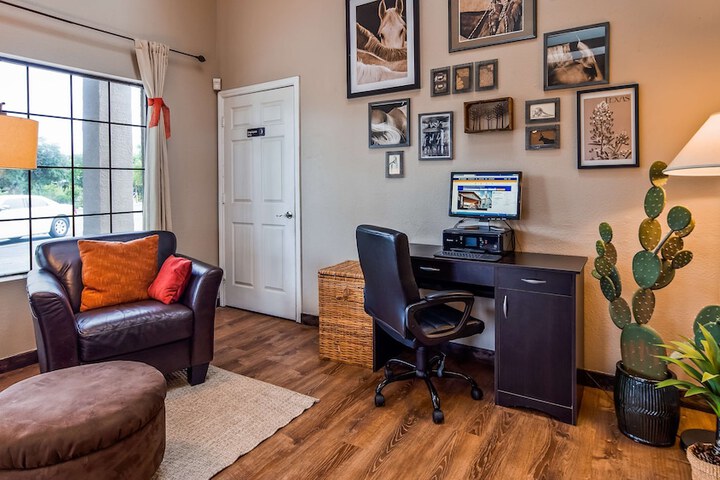 Business Center 16 of 17