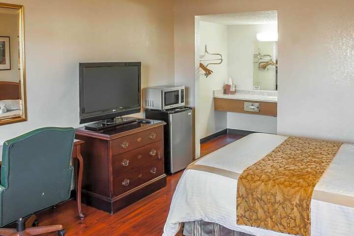 Rodeway Inn & Suites