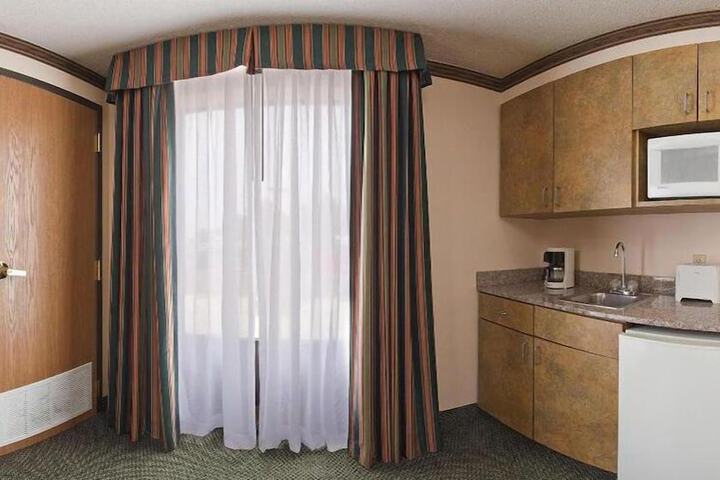 Holiday Inn Express Hotel & Suites Cleveland by IHG