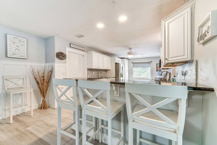 Spacious Tavares Home w / Private Outdoor Oasis!