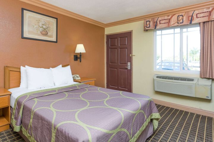 Room 14 of 18