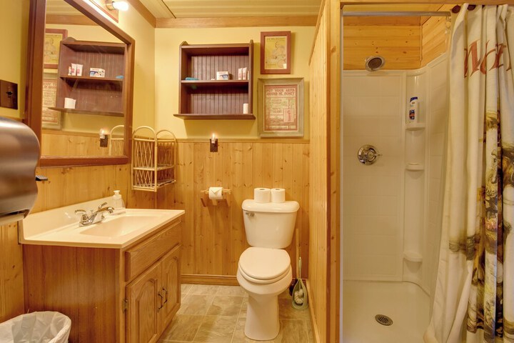 Handcrafted Log Cabin in Candor: Group Getaway!