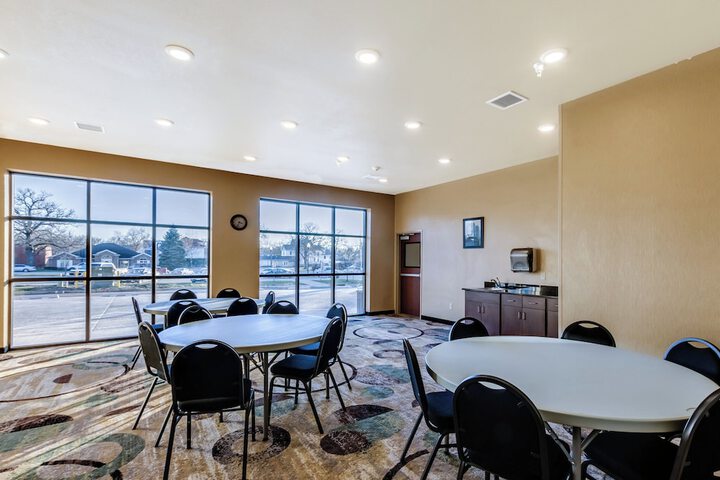 Cobblestone Inn & Suites - Waverly