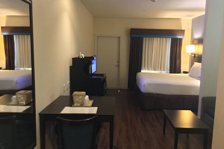 Days Inn & Suites by Wyndham Galveston West / Seawall