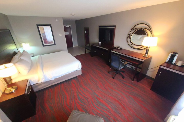 Holiday Inn Express & Suites Utica by IHG